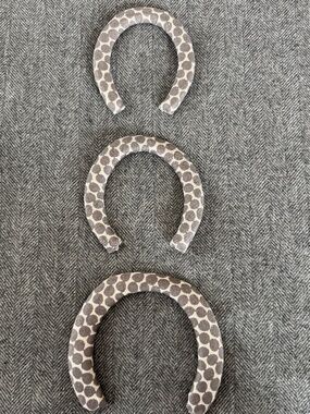 NWOT, LARGE SIZE FABRIC COVERED HORSESHOE IN HABLE CONSTRUCTION FABRIC